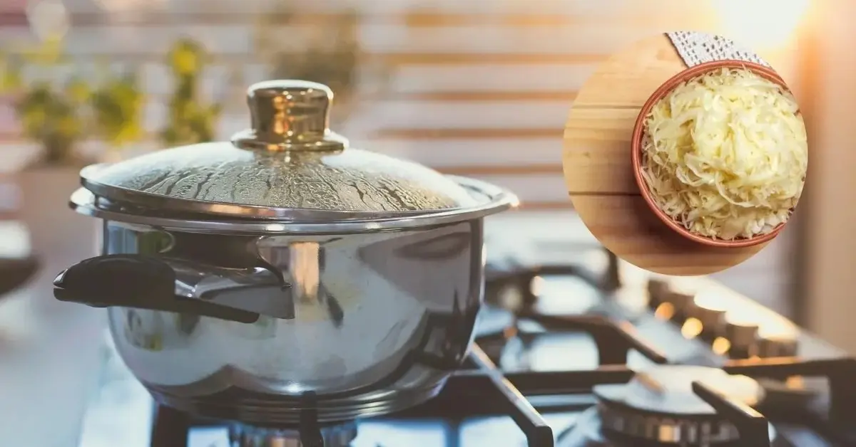 Garnek, w którym gotuje się zasmażana kapusta