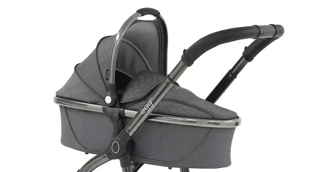 Gondola do wózka egg szara na białym tle