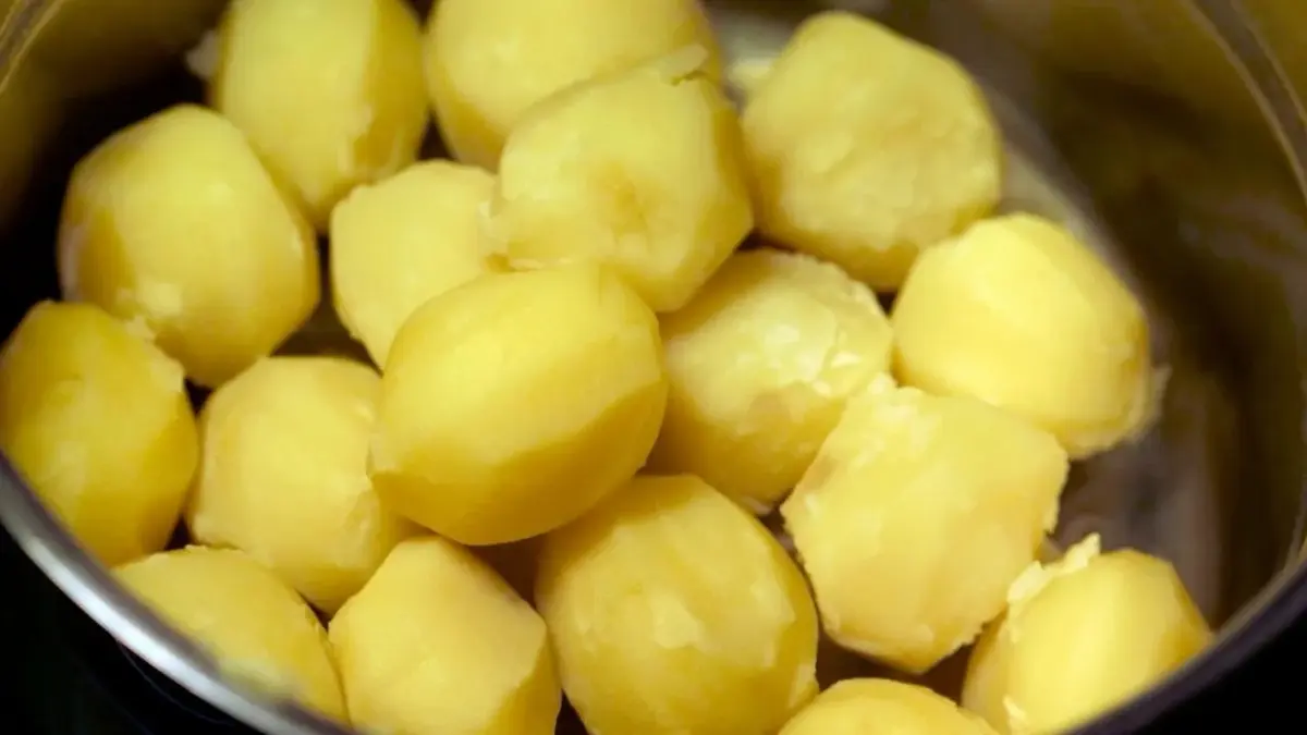 Gotowane ziemniaki w garnku.