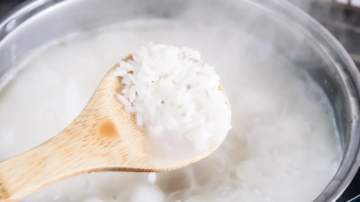 Gotowanie ryżu - sposób na usunięcie spalenizny z garnka