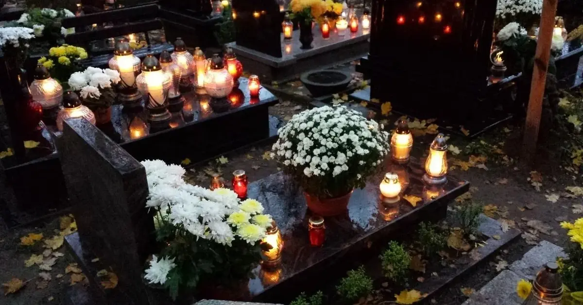 Groby wysprzątane i udekorowane na Wszystkich Świętych.