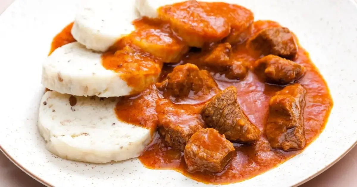 Gulasz po węgiersku, podany z knedlem bułczanym