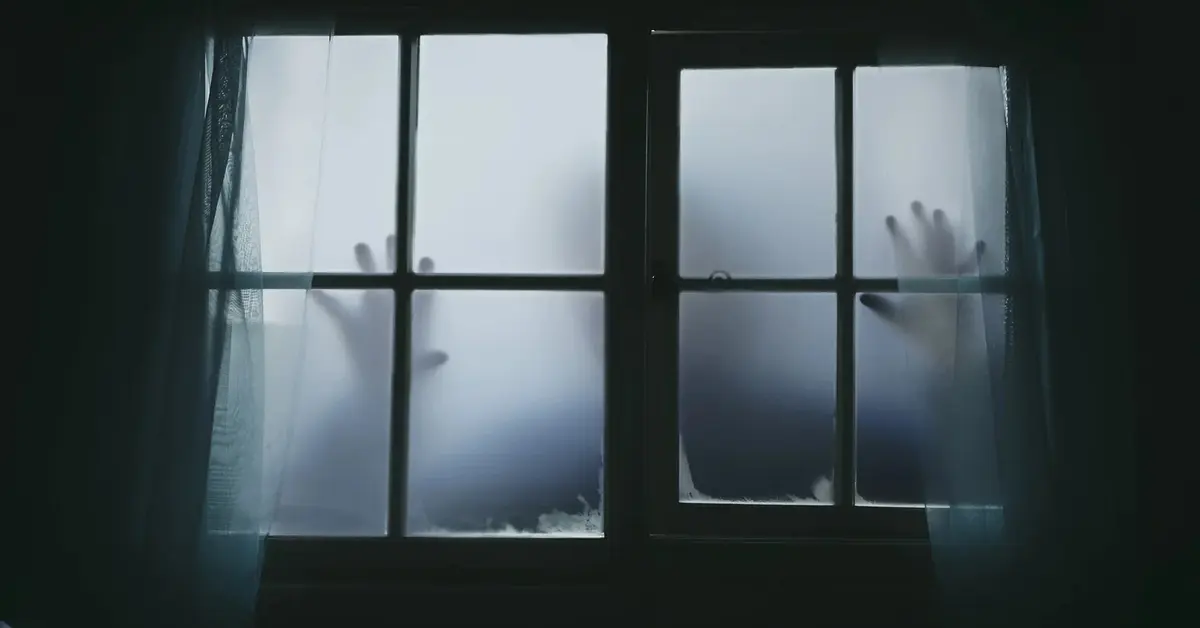 duch pukający przez okno