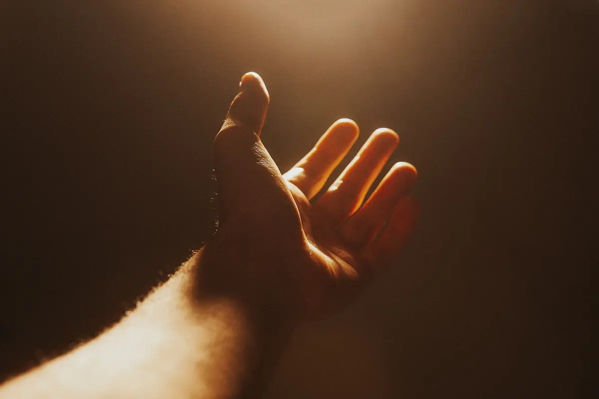 Ręka uniesona w górze ku Bogu