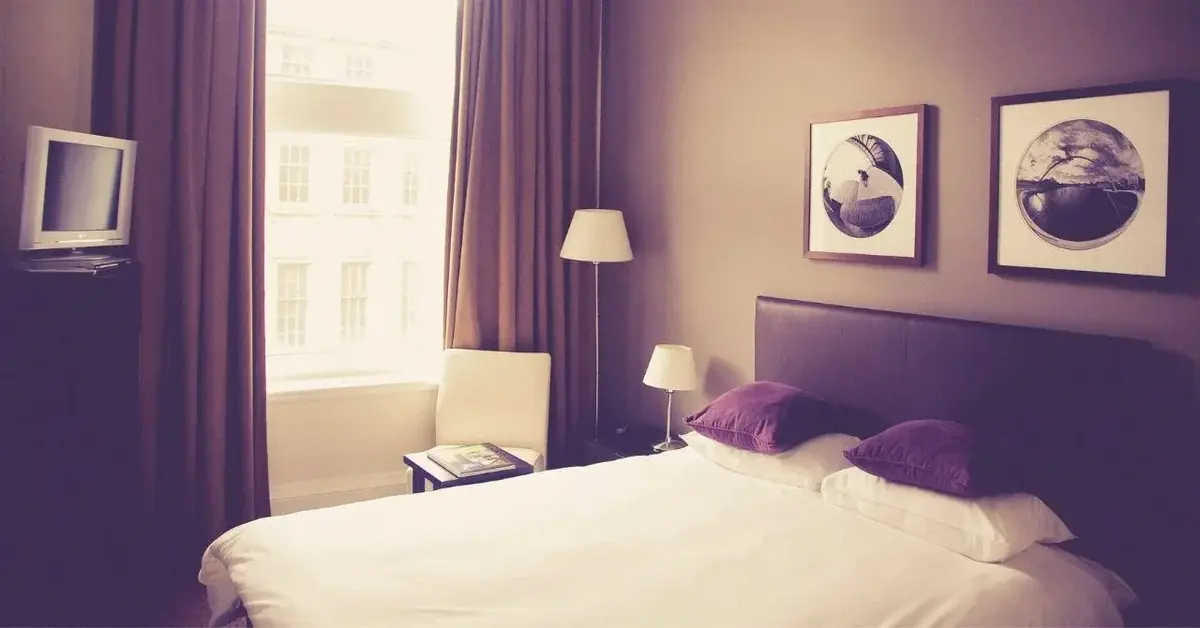 Wnętrze pokoju z wygodnym łóżkiem w hotelu idealnym na wyjazdy integracyjne