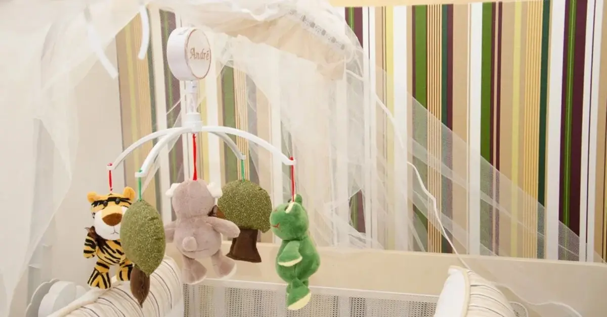 Karuzelka nad dziecięcym łóżeczkiem