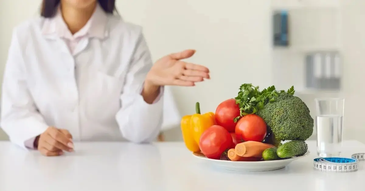 Kobieta wskazująca na miskę z warzywami i owocami 