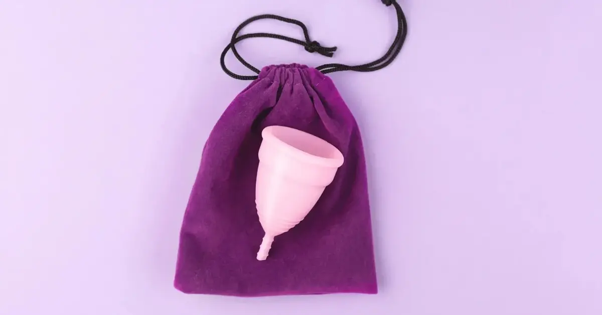 Kubeczek menstruacyjny na fioletowym woreczek 