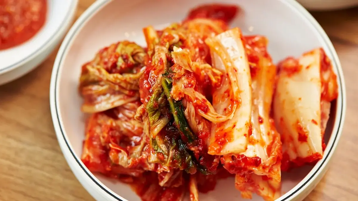 Kimchi W głębokim białym talerzu 