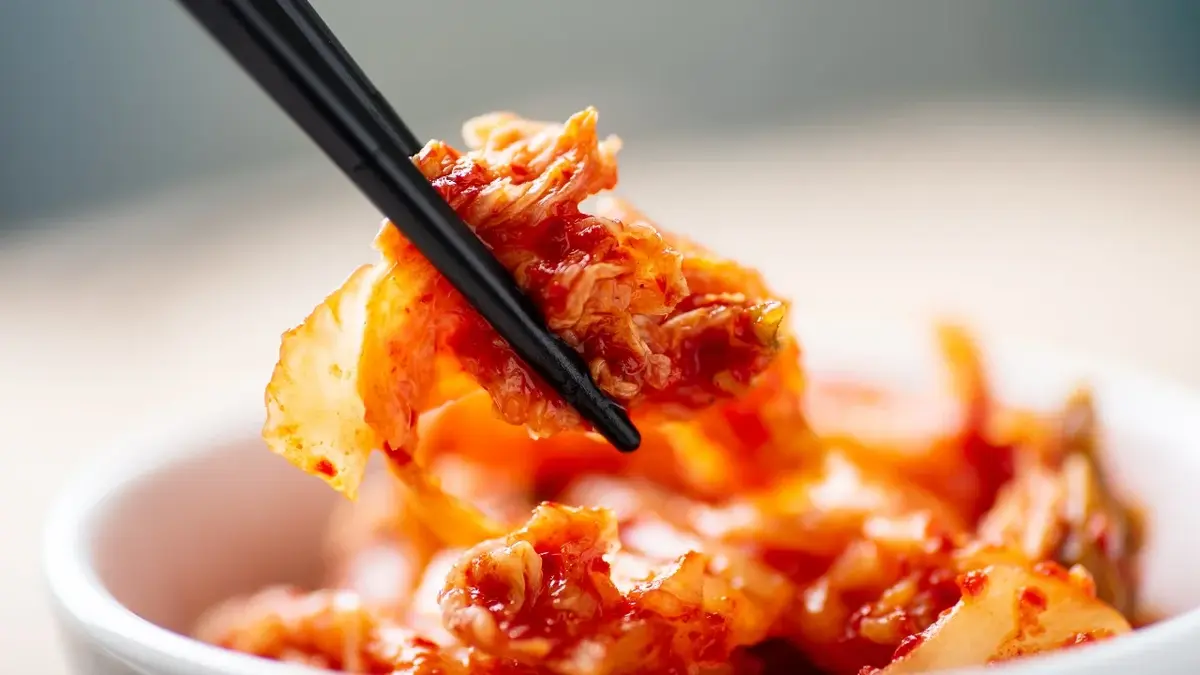 Kimchi Podnoszone pałeczkami z miseczki 
