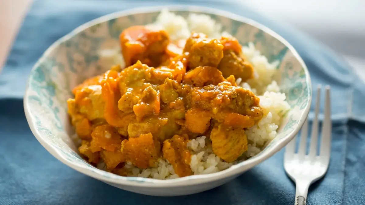 Curry z dynią i ryżem w głębokim talerzu