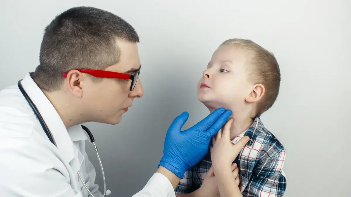 Dziecko podczas badania przez lekarza 