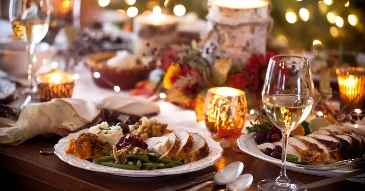 Świąteczny obiad na bogato udekorowanym stole