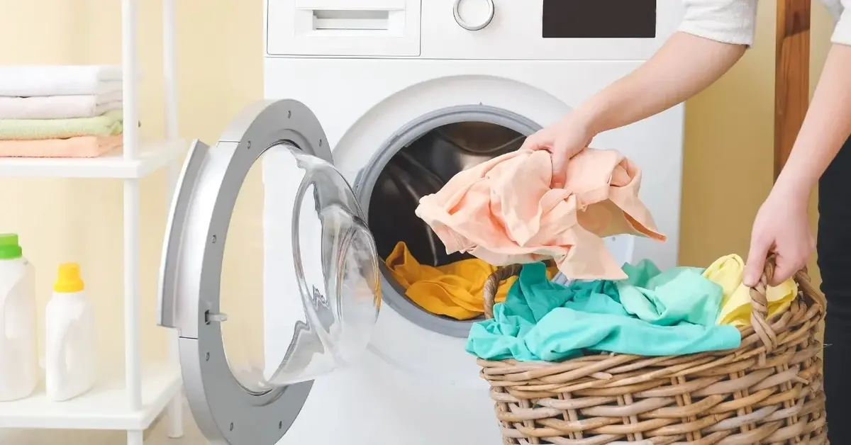 Wyciąganie prania z pralki