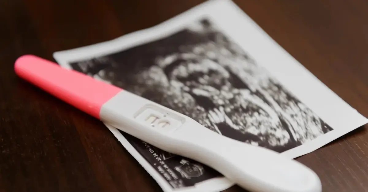 Test ciążowy i zdjęcie usg na blacie 