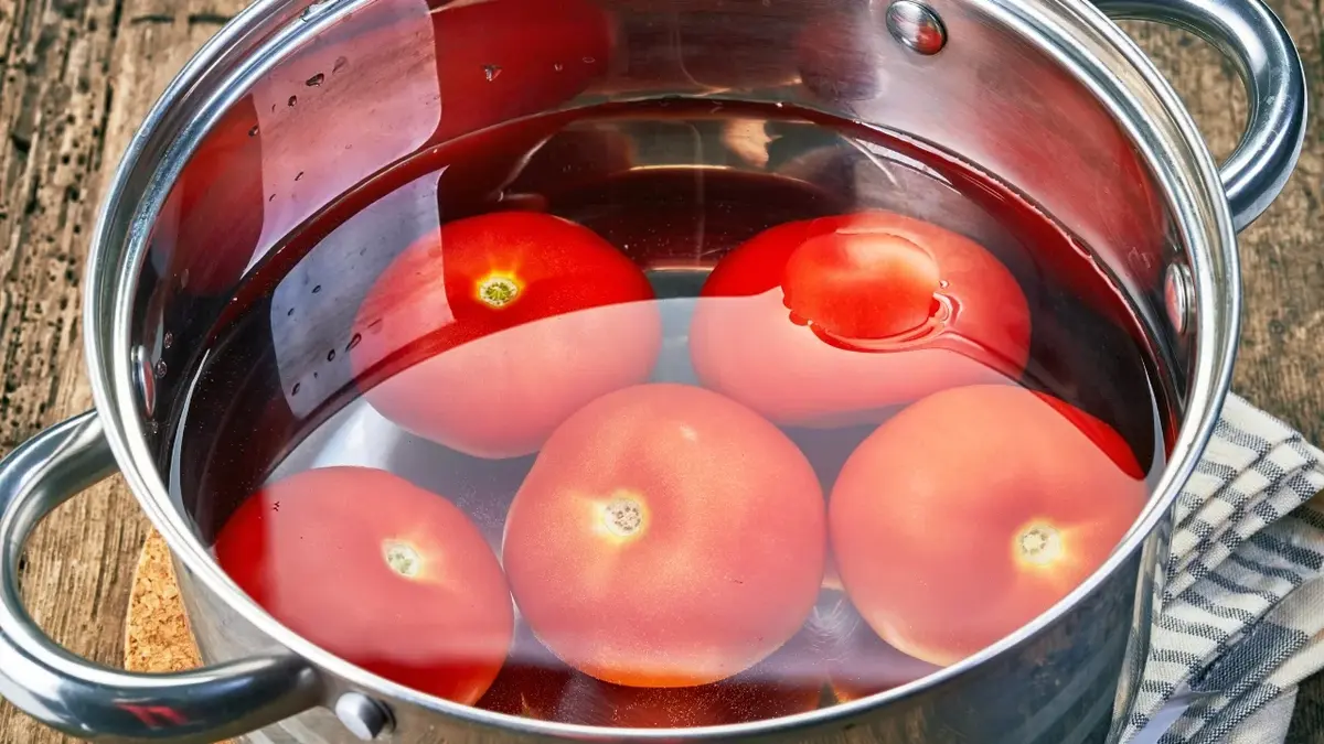 Pomidory w wodzie w srebrnym garnku