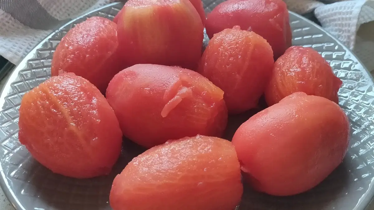 Pomidory obrane ze skórki na talerzu 