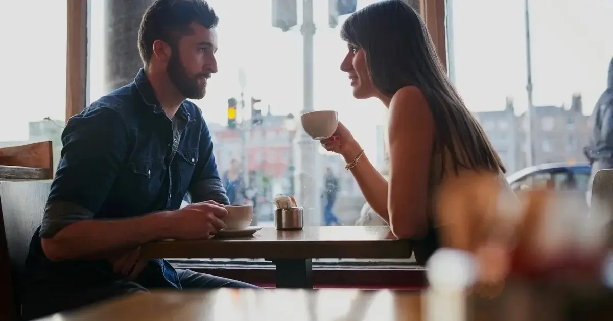 Kobieta i mężczyzna przy stoliku w kawiarni