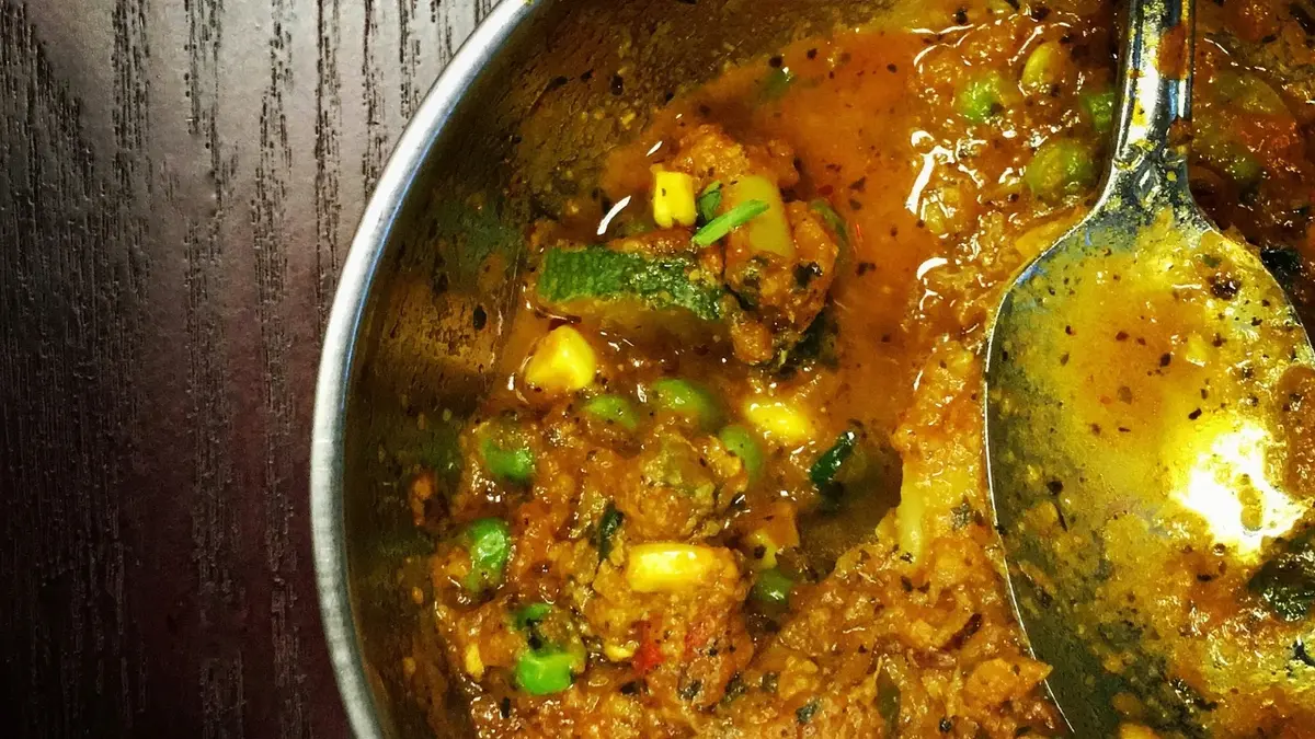 Curry z cukinią W stalowym głębokim talerzu 