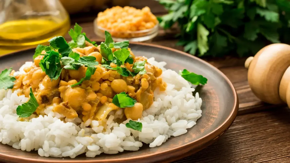 Ciecierzyca w sosie curry  z ryżem na talerzu 
