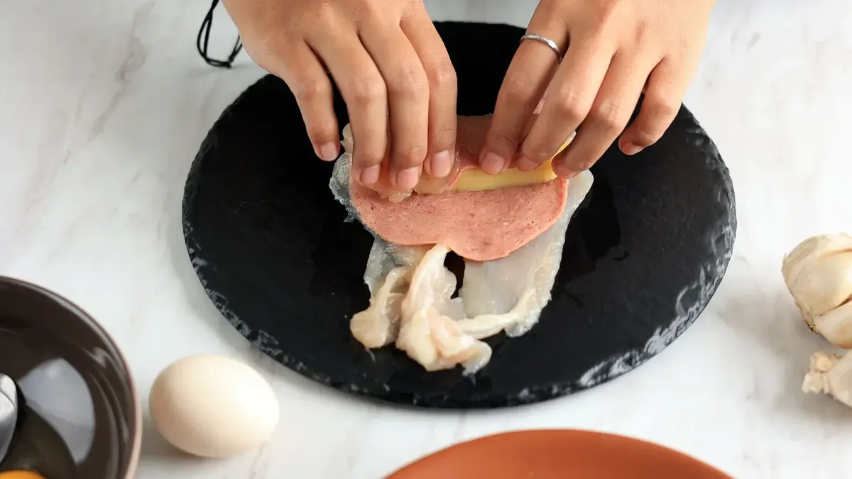 Zawijanie piersi kurczaka z serem i szynką