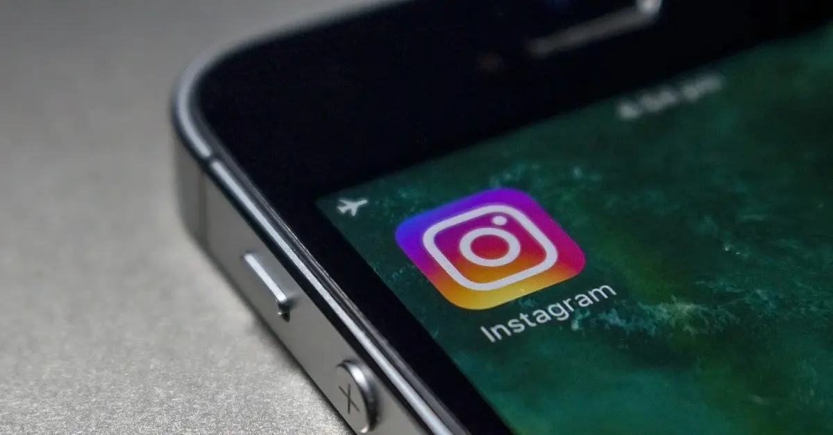 telefon z ikonką Instagrama