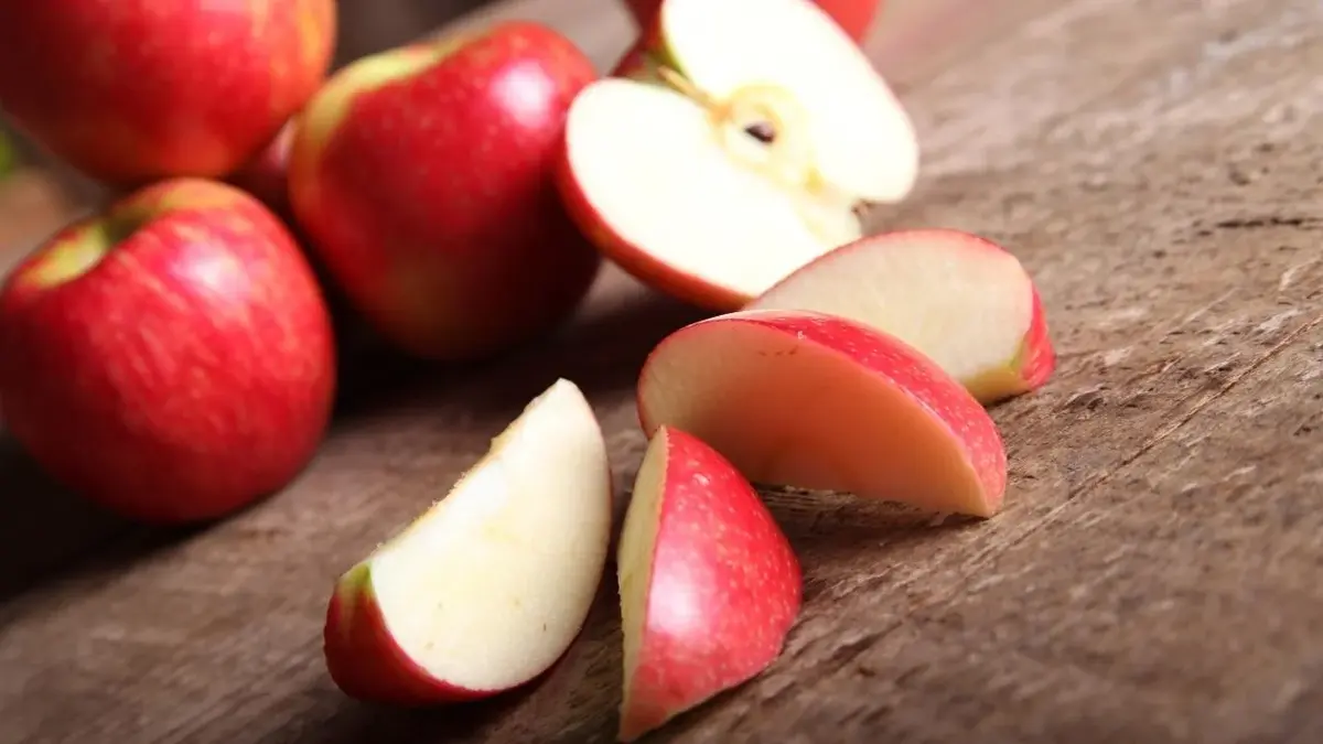 Pokrojone jabłka przeznaczone do zrobienia sałatki.