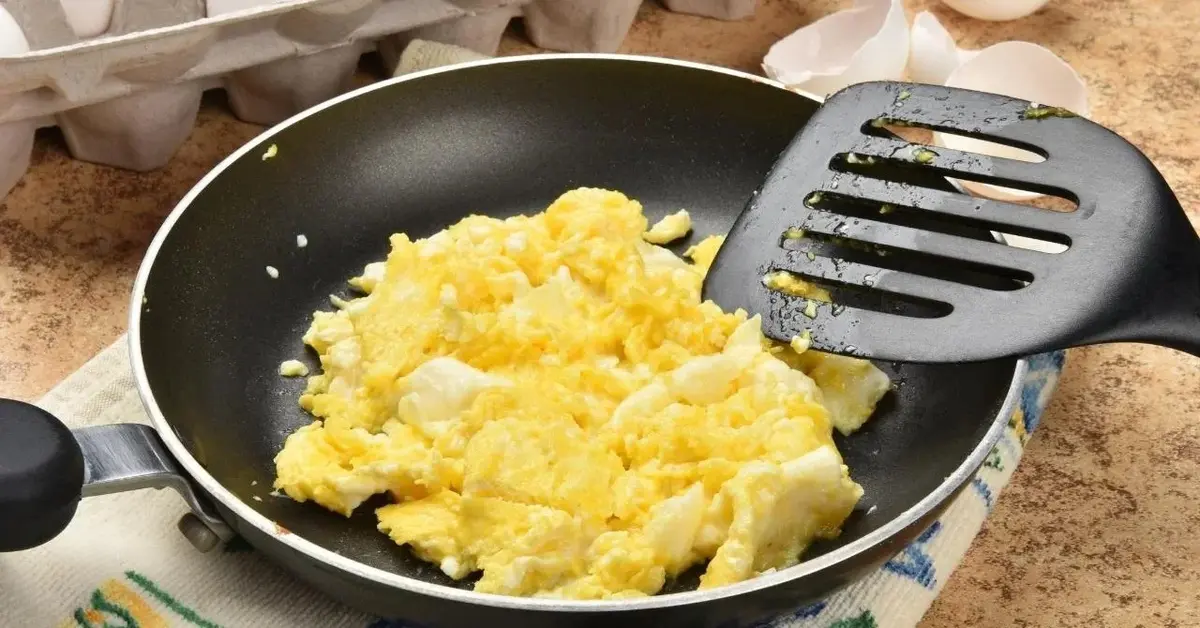 Główne zdjęcie - Ekspresowa jajecznica z warzywami. Takie śniadanie jest idealne na dzień dobry!