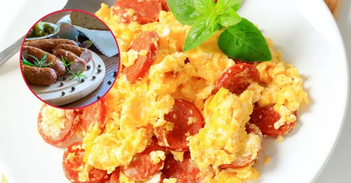 Jajecznica na smalcu i kiełbasie.