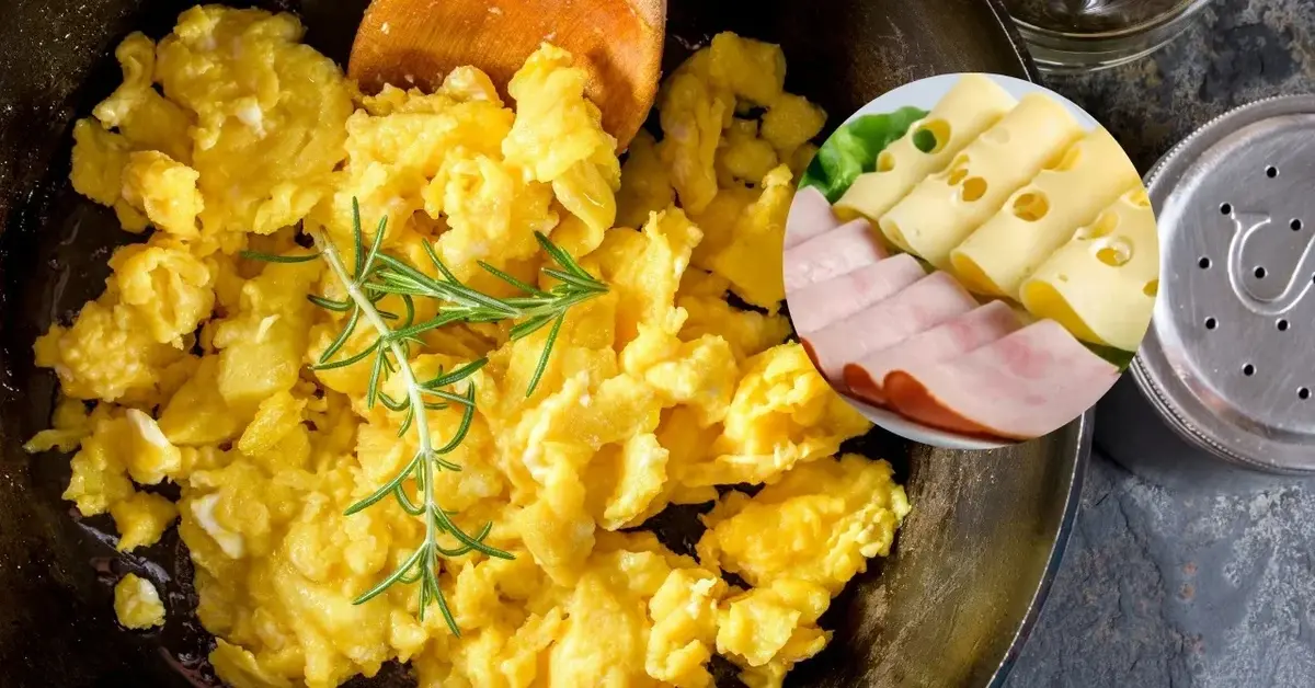 Jajecznica z dodatkiem sera i szynki.