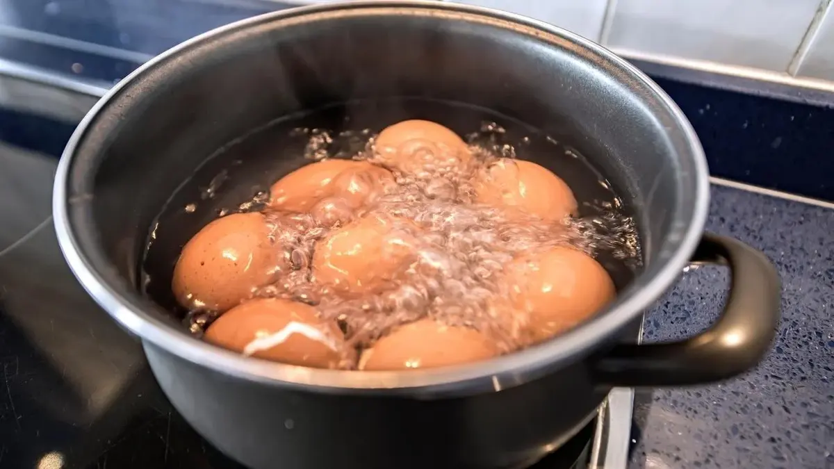Jajka w rondelku w trakcie gotowania.