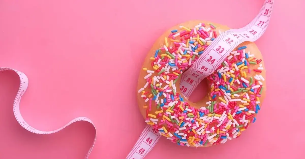 pączek z dziurką owinięty miarką