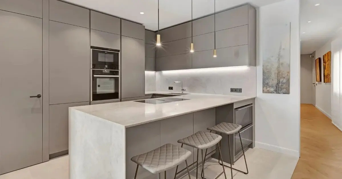 Wnętrze mieszkania z pięknie oświetloną kuchnią