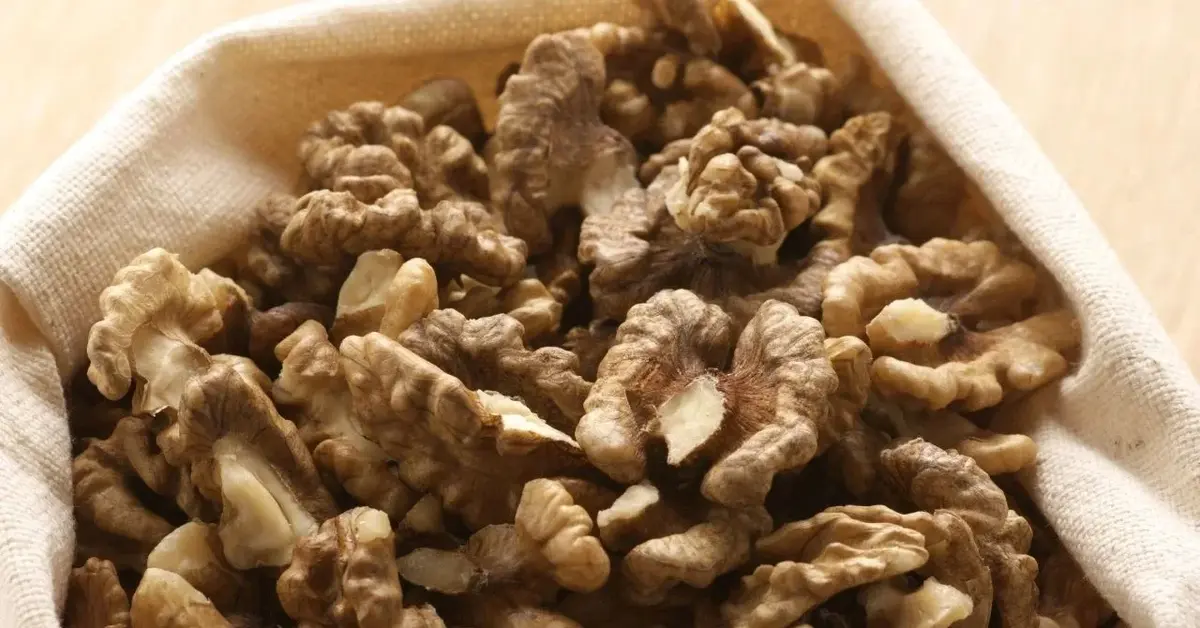 obrane orzechy włoskie w bawełnianym worku