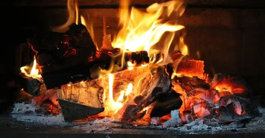 Płonący kominek domowy