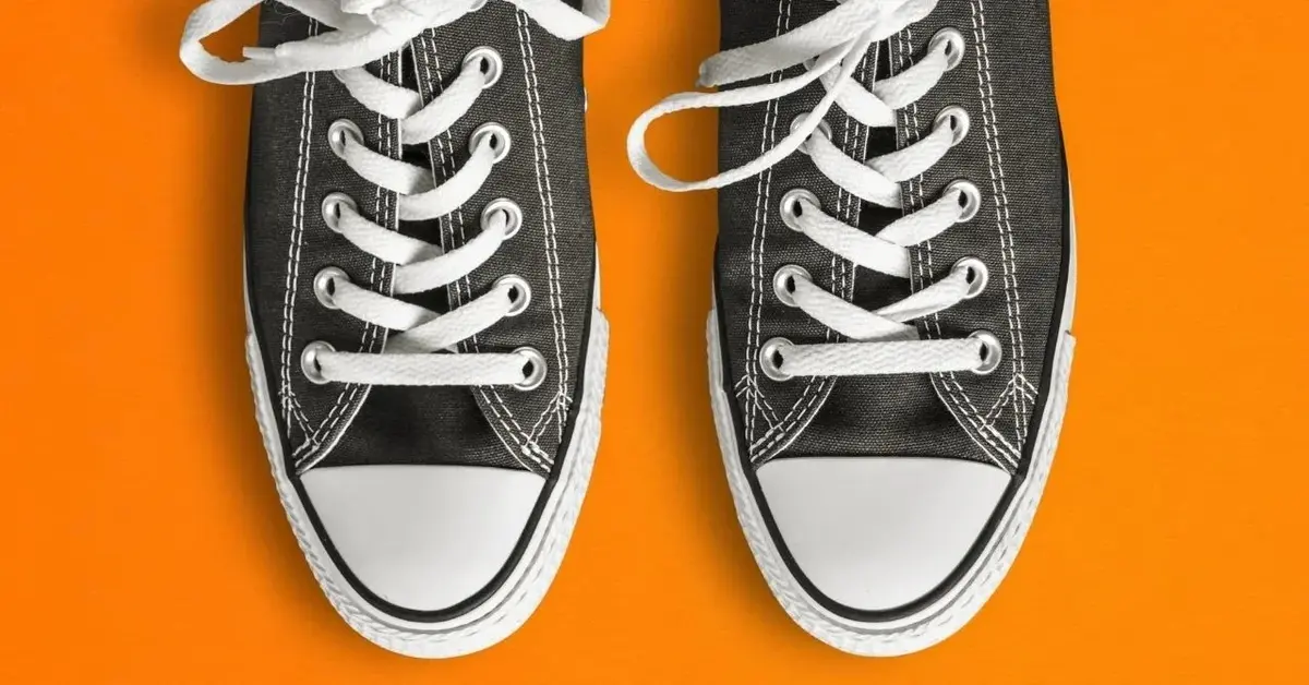 trampki z białymi podeszwami na pomarańczowym tle