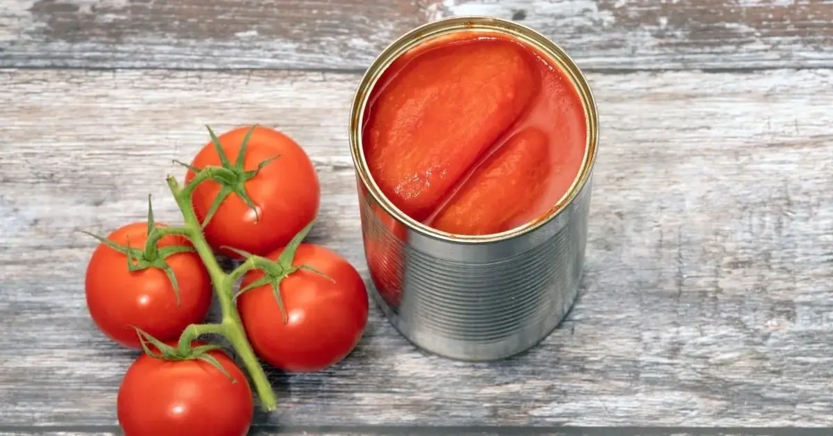 pomidory w puszce obok pomidorków koktajlowych 