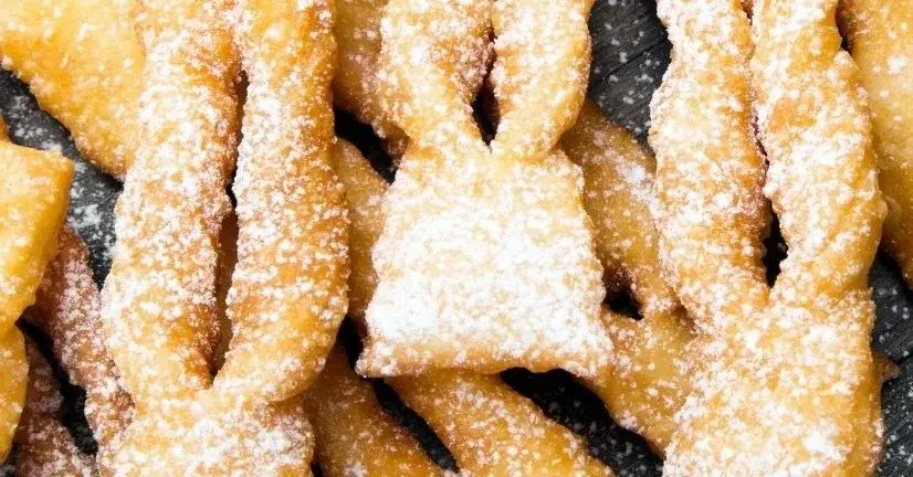 chrupiące faworki na czarnej kamiennej stolnicy