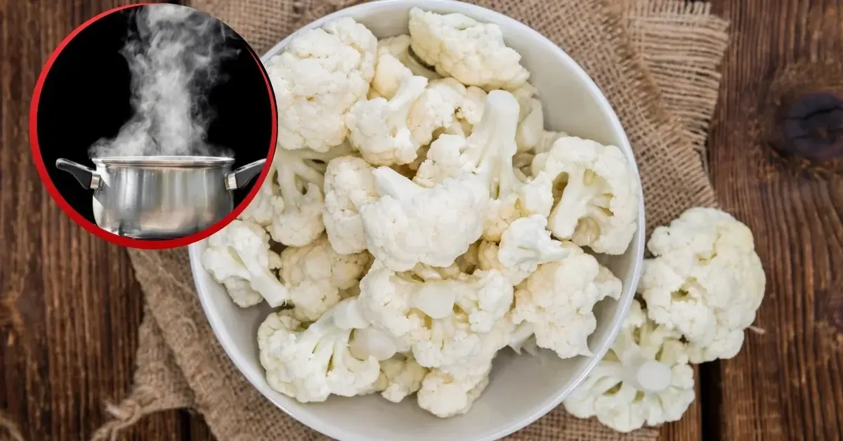 Kalafior w białej misce i garnek nad którym unosi się para.