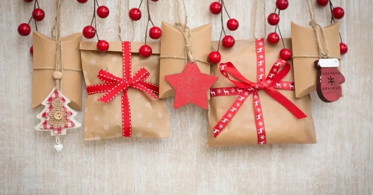 Kalendarz adwentowy z zapakowanymi zadaniami na każdy dzień.