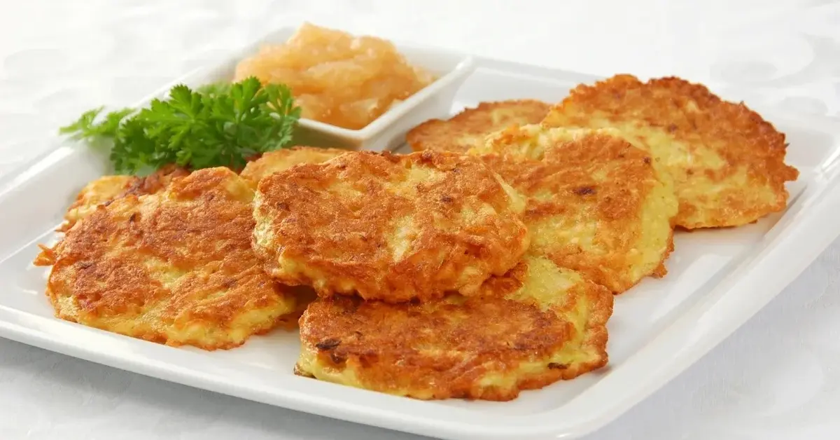 Talerz z plackami z kiszonej kapusty.