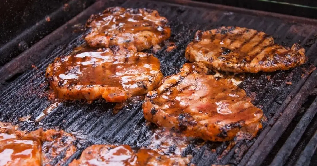 Karkówka w piwie podczas grillowania