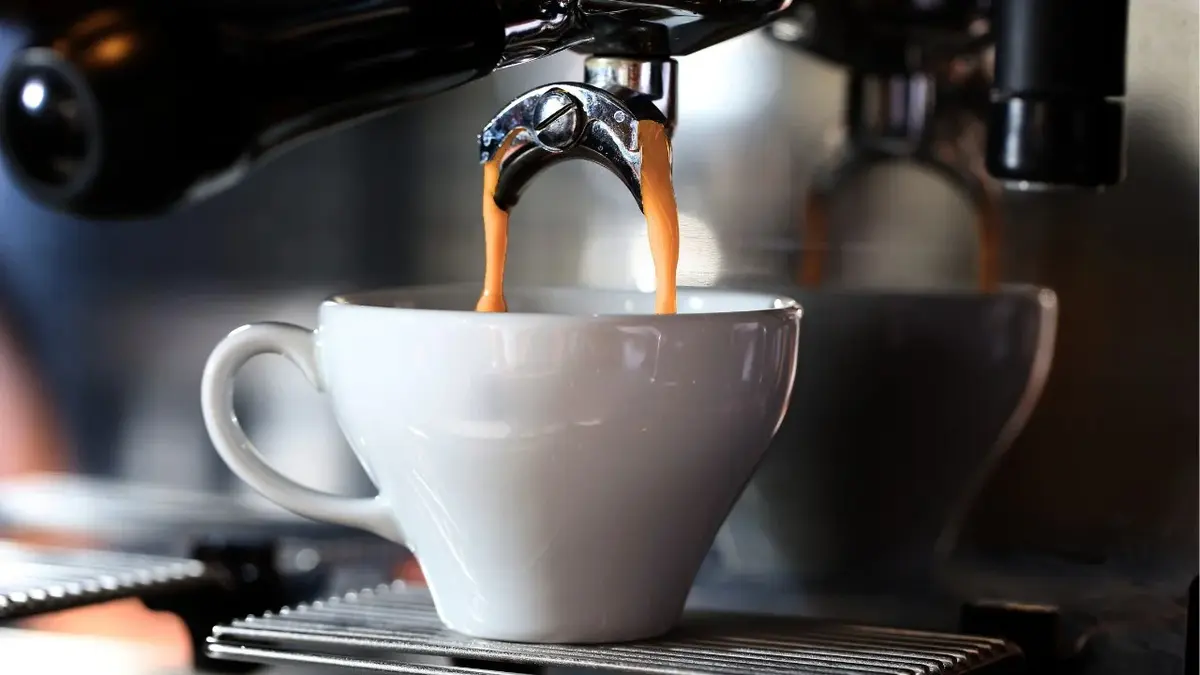 kawa robiona w ekspresie do filiżanki 