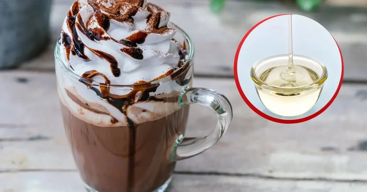 Kawa z bitą śmietaną posypana tartą czekoladą, syropem czekoladowym. Obok zdjęcie syropu cukrowego.