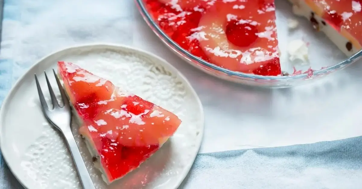 Kawałek sernika na zimno z wiaderka.