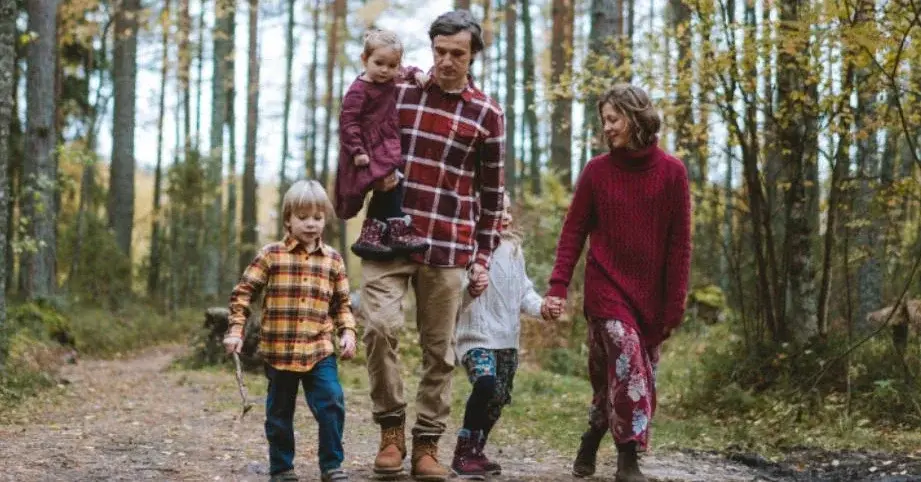 Rodzina z trójką dzieci podczas spaceru w lesie