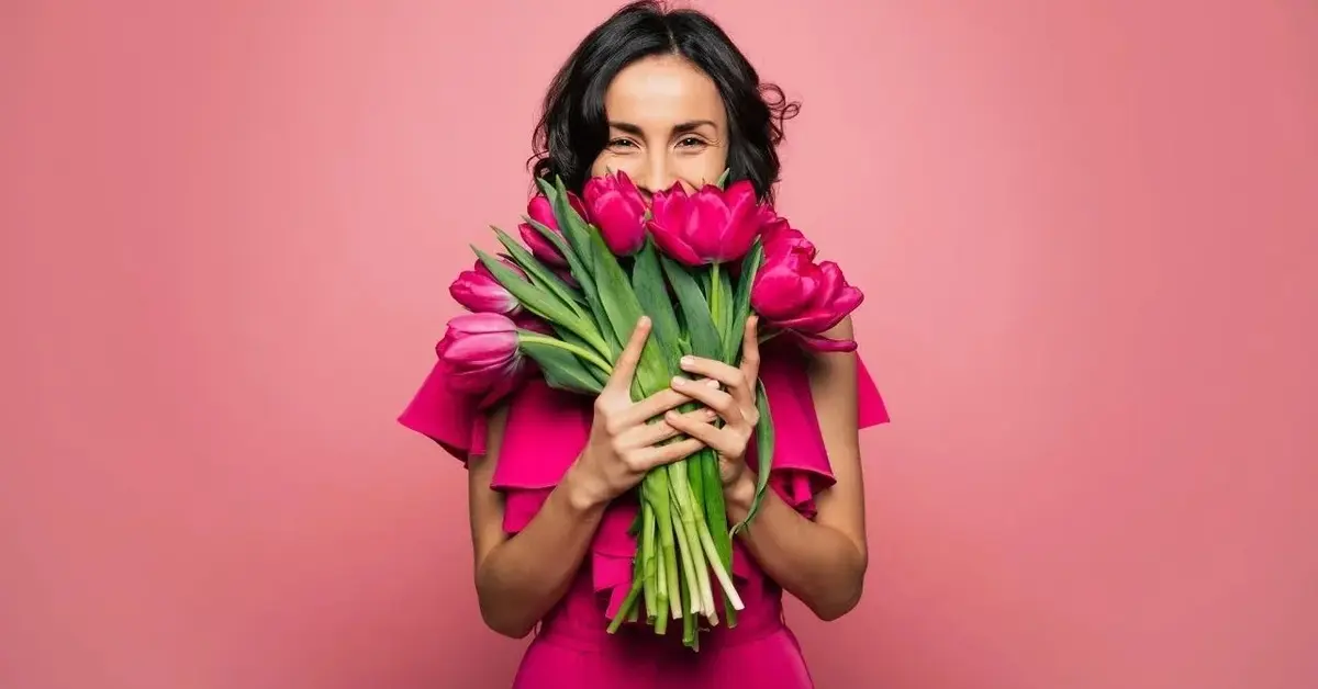kobieta trzymająca kwiaty na dzień kobiet