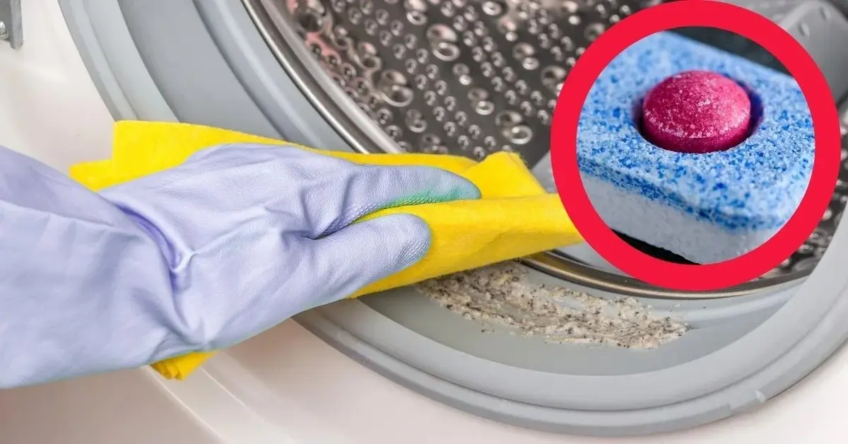 Kobieta czyści pralkę, do tego zdjęcie tabletki do zmywarki.