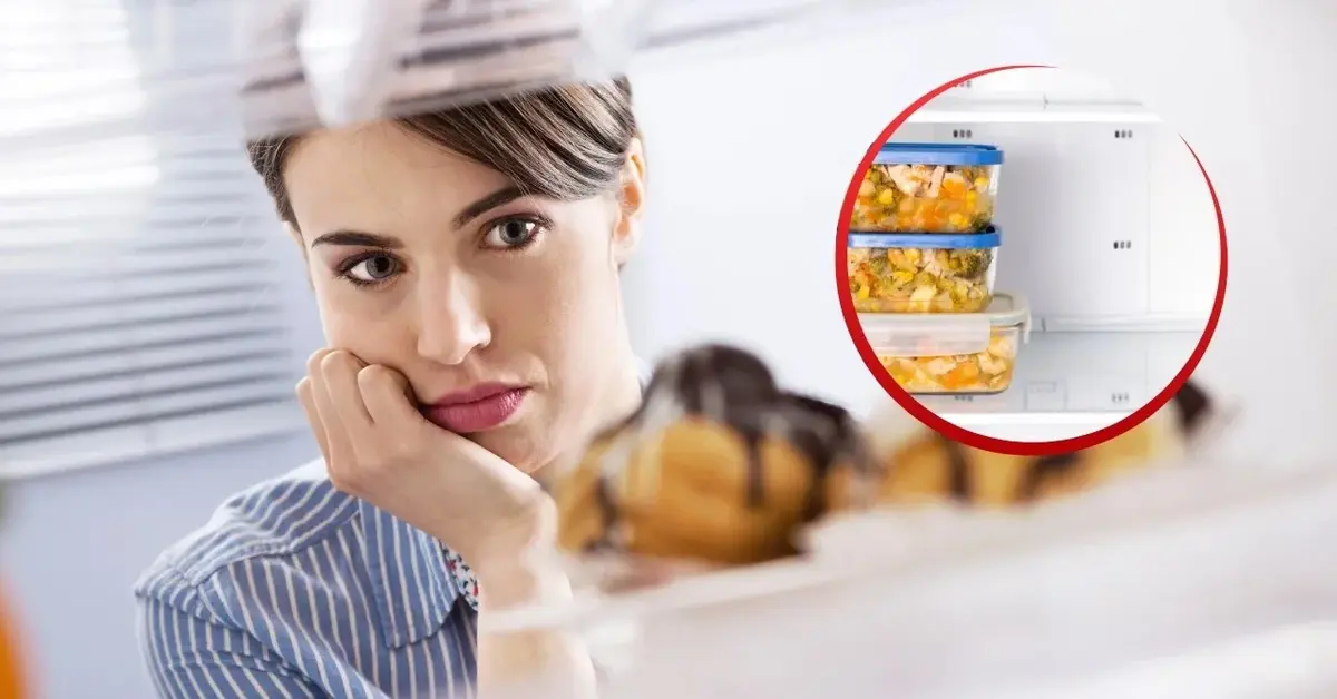 Kobieta patrzy na ciasto ze Świąt w lodówce. Zbliżenia na pojemniki z jedzeniem z Wielkanocy.