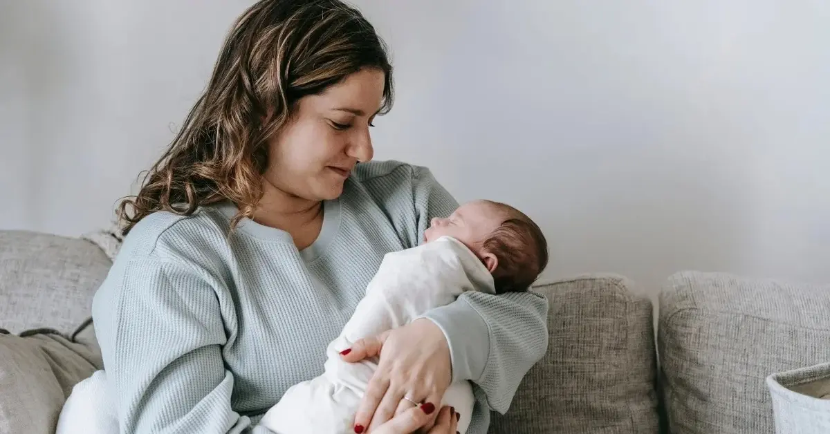 Kobieta ma noworodka i zapalenie piersi.
